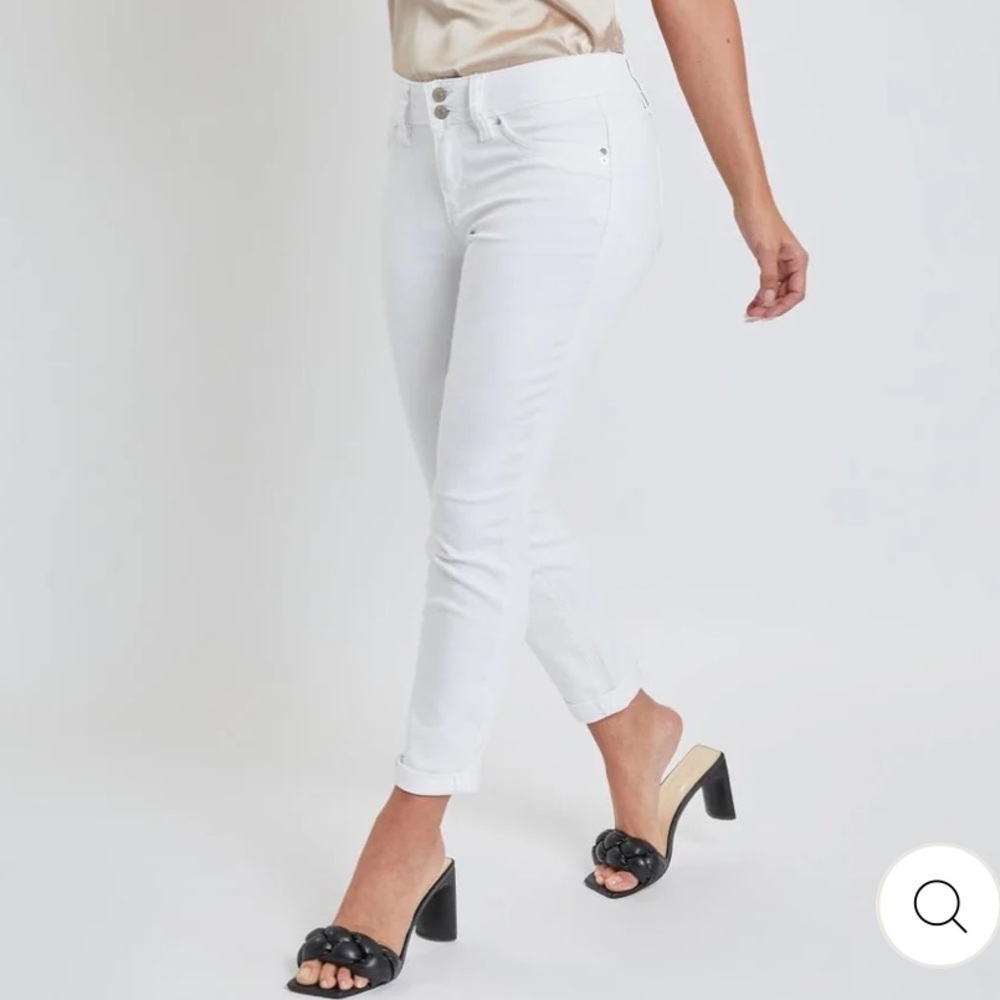 Royalty for me brand white women’s capris Size 10